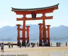 De grote Torii van Itsukushima-schrijn tijdens laagtij, Japan