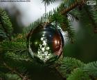 Een mooie kerst versierd met een kerstboom bal