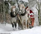 Santa Claus aankomen op zijn slee getrokken door twee prachtige witte paarden