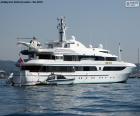 De luxejacht Lady Marina van 64 meter in lengte, met een helikopter op haar dek