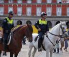 Twee officieren van het eskader van de cavalerie van de gemeentelijke politie van Madrid