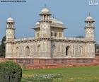 De Tombe van Itimad ud-Daulah is een kleine mausoleum ligt in de stad van Agra, Uttar Pradesh, India