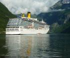 Een grote boot in mooie Geirangerfjord, Noorwegen