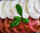 Een heerlijke salade van tomaten met mozzarella en basilicum