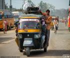 Een tuktuk is een gemotoriseerde driewieler meestal gebruikt voertuig als een taxi in verschillende regio 's