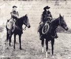 Twee vrouwen cowboy gemonteerd op hun paarden