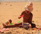 Meisje spelen op het strand