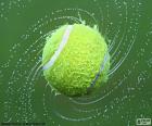 Een tennisbal nat na een regenachtige dag