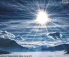 Mooi beeld van de hemel tijdens de dag, met de zon en wolken