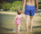 Vader en dochter op het strand