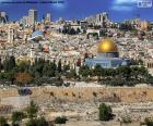 Jeruzalem is de hoofdstad van Israël en de grootste en dichtstbevolkte stad. De oude stad van Jeruzalem werd werelderfgoed verklaard door Unesco in 1981