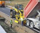 Werknemers die werken op een snelweg