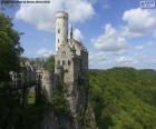 Lichtenstein kasteel ligt in de Zwabische Jura in Zuid-Duitsland