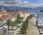 Trogir is een historische stad en haven aan de kust van de Adriatische Zee, in de provincie Split-Dalmacia, Kroatië