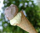 Een heerlijk ijsje cone twee smaken chocolade en vanilla