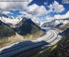 De Aletschgletsjer is de grootste gletsjer in de Alpen, 23 km lang en meer dan 120 km2, gelegen in Wallis, Zwitserland