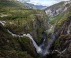 De waterval van de stad Varingfossen vanaf de top van de Mubdalen. Het heeft een maximale hoogte van 182m