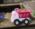 Een mooie speelgoedtruck om met het land te spelen