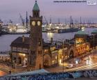 De toren van St. Pauli Landungsbrucken ligt op de dokken van de haven van Hamburg, Duitsland