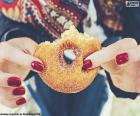 Het eten van een heerlijke en malse suiker donut