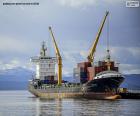 Een containerschip bij de containers van het havendok het laden