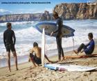 Surfers op het strand