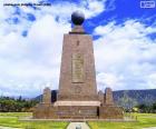 Het monument voor het midden van de wereld ten noorden van de stad Quito, verwijst naar de twee hemisferen, noord en zuid, gescheiden door de equinoctiale lijn, waaraan het land zijn naam ontleent, Ecuador.
