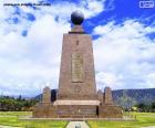 Het monument voor het midden van de wereld ten noorden van de stad Quito, verwijst naar de twee hemisferen, noord en zuid, gescheiden door de equinoctiale lijn, waaraan het land zijn naam ontleent, Ecuador.