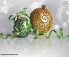 Twee prachtige kerstballen, groen en goud