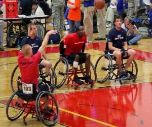 puzzel Rolstoelbasketbal speler gooit de bal naar de basket