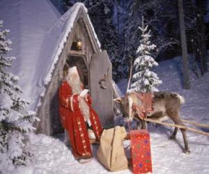 puzzel Santa aan de deur van zijn huis met een rendier en cadeaus