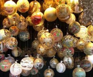 puzzel set van kerstballen of ballen met verschillende decoraties