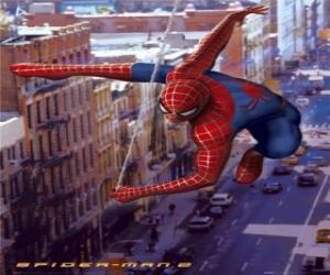 puzzel Spider Man beweegt zich in een zeer snelle en behendige wijze door de stad zelf in evenwicht met web zijn spinnenweb