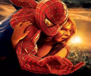puzzel Spiderman met een jonge vrouw in zijn armen hingen van een spinnenweb door de hemel van de stad