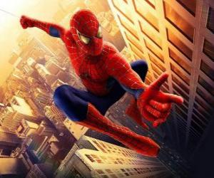 puzzel Spiderman springen tussen de gebouwen van de stad met zijn swingende spin