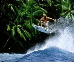 puzzel Surfer surfen voor de kust