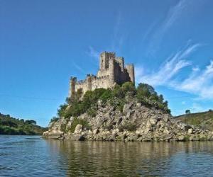 puzzel Torens met kantelen van een kasteel dat berust op de rotsen