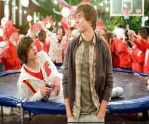 puzzel Troy Bolton (Zac Efron) te vieren na het winnen van het basketbal kampioenschap.