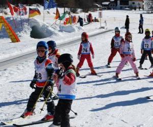 puzzel Typisch winters tafereel met kinderen skiën in de bergen