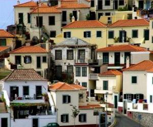 puzzel Typische huizen van het dorp van Câmara de Lobos - Madeira - (Portugal)
