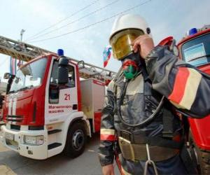 puzzel Volledig uitgeruste brandweerman naast de truck