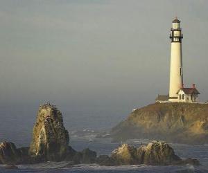 puzzel Vuurtoren en het huis van vuurtorenwachter, een toren met een krachtige lamp op de top naast de kust voor de navigatie van schepen - Pigeon Point  -