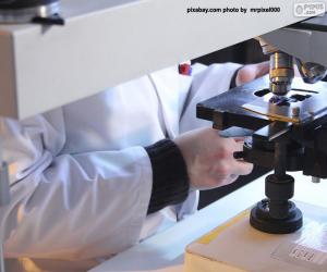 puzzel Wetenschapper met een microscoop in het laboratorium