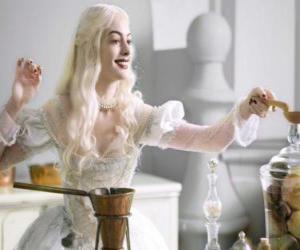 puzzel White Queen (Anne Hathaway) werkt aan een drankje